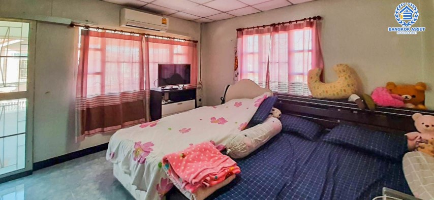 *****บ้านแฝดมือสองย่านกรุงเทพฯ ม.พระปิ่น2 ติดถ.บรมราชชนนี หลังมุม! เนื้อที่กว้างขวางถึง 36 ตร.ว. ฟังก์ชัน 4 ห้องนอน 2 ห้องน้ำ 2 ที่จอดรถ มีร้านค้า 2 ห้องสามารถค้าขายได้ บนทำเลดี เชื่อมต่อถ.พุทธมณฑลสาย2, ถ.กาญจนาภิเษก ใกล้ม.มหิดล และทางด่วน "ศรีรัช"